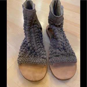 Free People adorable sandals!! Fun to wear, size 6